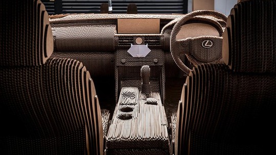 Vídeo: Lexus IS ganha versão de papelão com motor de verdade