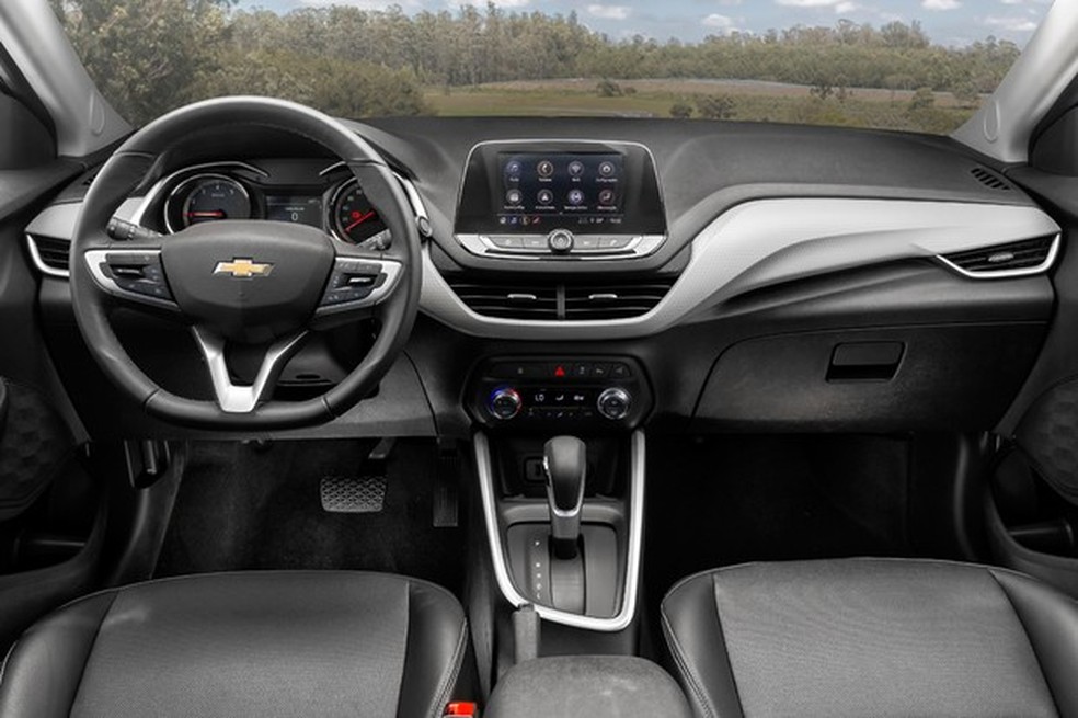 Painel tem faixa cinza emborrachada para quebrar a simplicidade dos plásticos (Foto: Leo Sposito/Auto News Brasil) — Foto: Auto Esporte