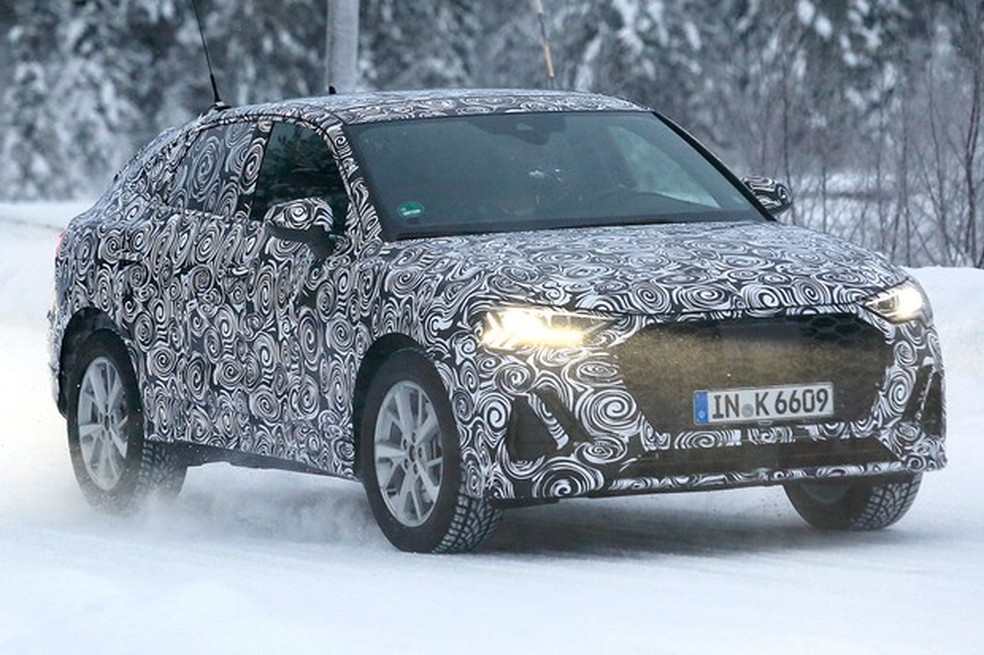 Faróis são parecidos com os do Q3, mas no perfil muda até o terceiro vidro (Foto: AutoMedia/Auto News Brasil) — Foto: Auto Esporte