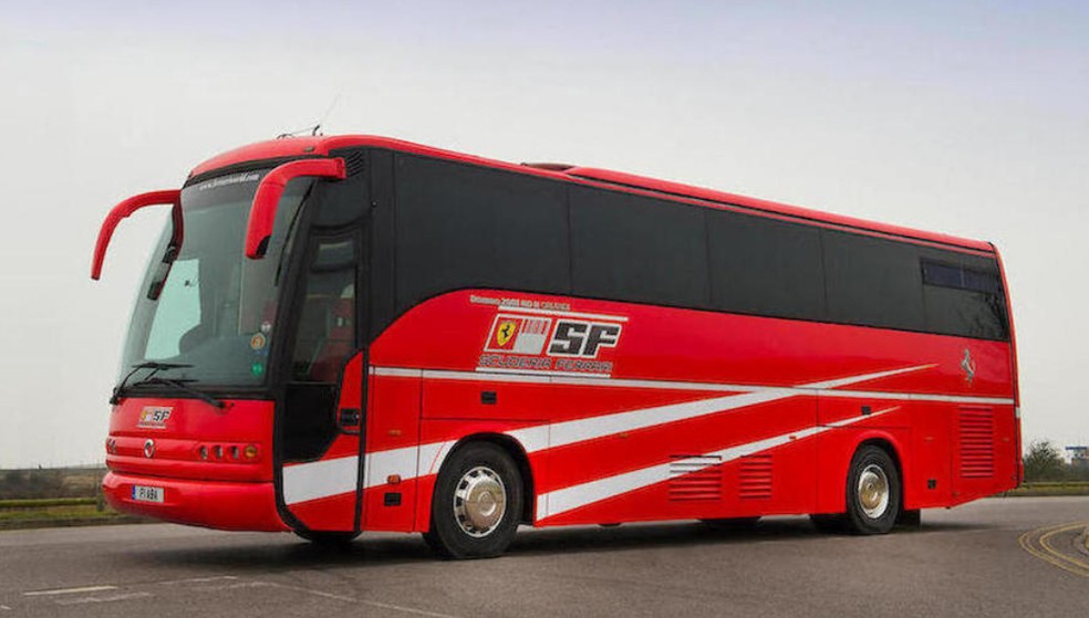 Ônibus utilizado por Schumacher no tetracampeonato pela Ferrari é vendido por 103,5 mil euros — Foto: Bonhams/Divulgação