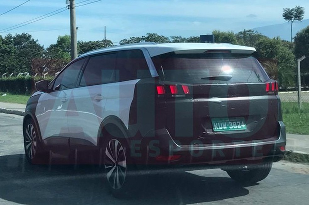 Novo Peugeot 5008 é flagrado em testes em Resende, Rio de Janeiro (Foto: Felipe Castellões / Auto News Brasil) — Foto: Auto Esporte