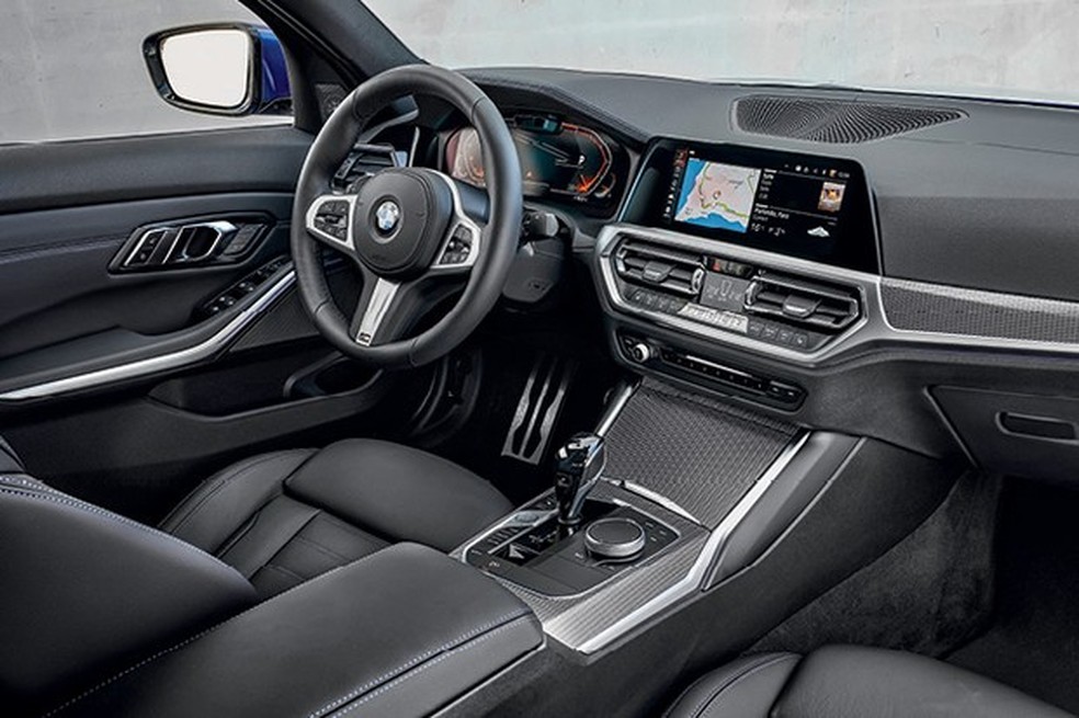 BMW Serie 3 - Painel de instrumentos digital e tela touch de 8 polegadas. Câmera e sensores apontados para o motorista detectam rosto e movimento das mãos (Foto: Divulgação) — Foto: Auto Esporte