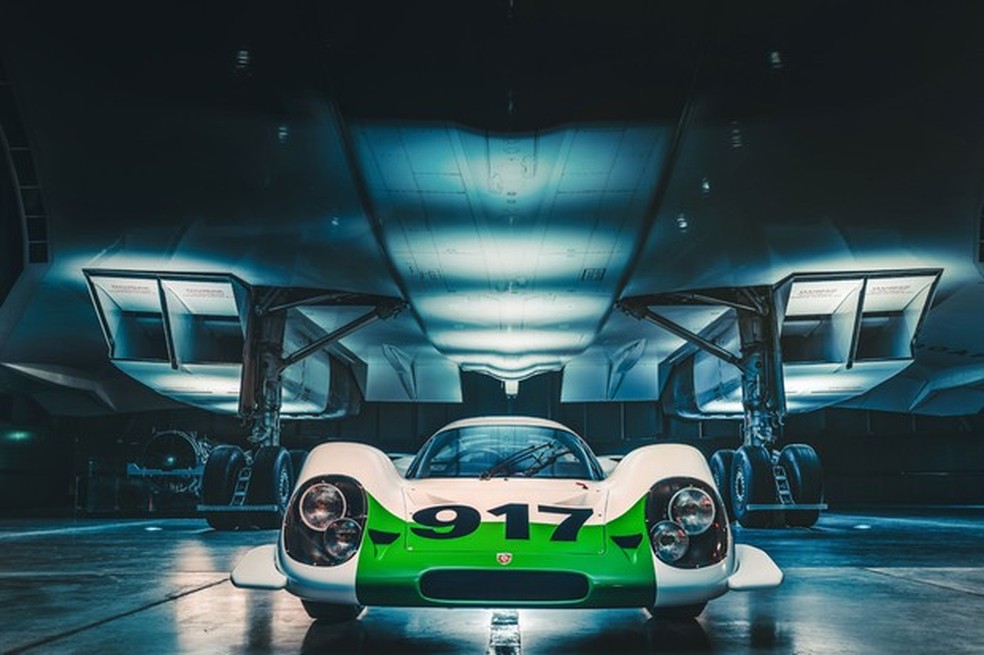 O Porsche fica aninhado entre os quatro enormes motores do jato (Foto: Divulgação) — Foto: Auto Esporte