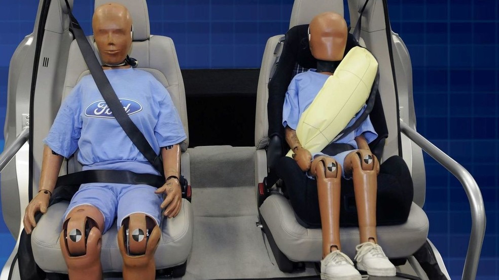 O uso de cadáveres foi essencial para a Ford calibrar os dummies e desenvolver o cinto inflável — Foto: Divulgação