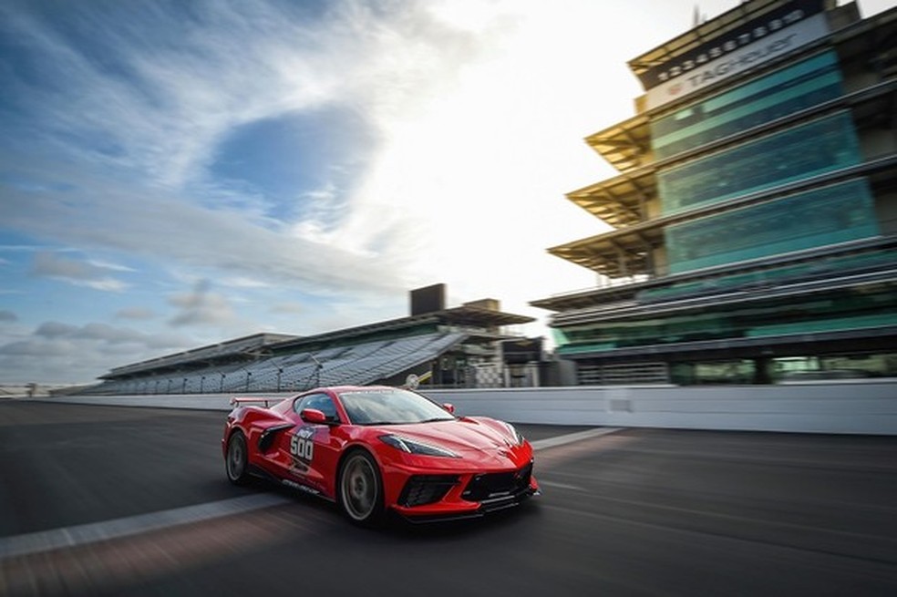 Chevrolet Corvette C8 Pace Car 2020 está pronto para liderar os 33 monopostos na corrida (Foto: Divulgação) — Foto: Auto Esporte