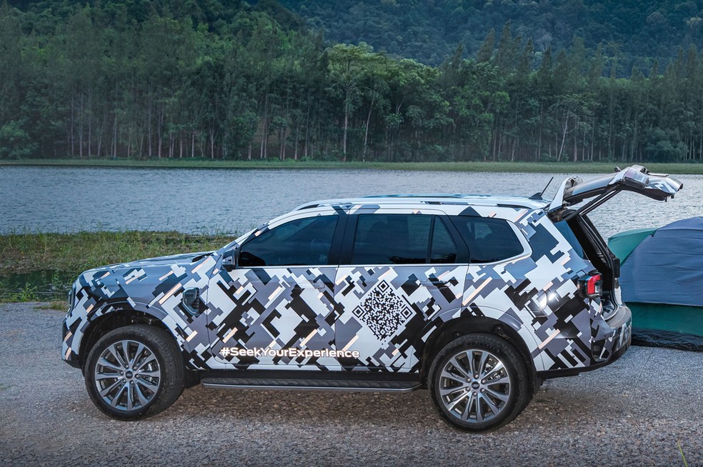 Designer diz que cada adesivo de camuflagem foi pensado para uma peça do carro — Foto: Divulgação