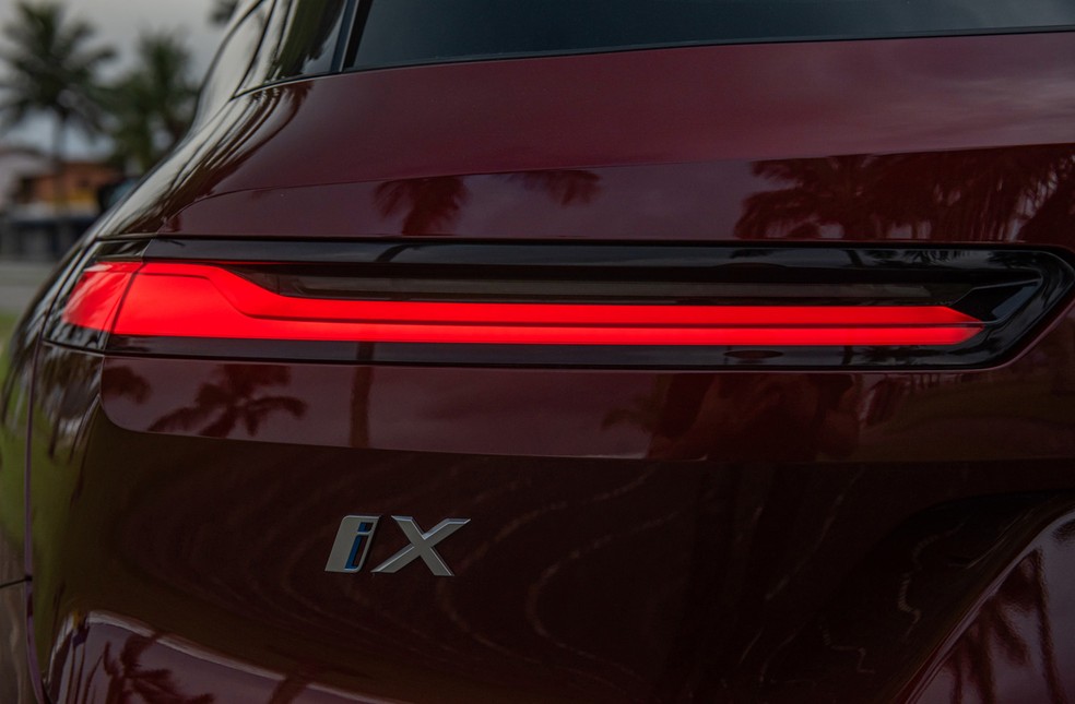 Lanternas afiladas marcam a traseira do BMW iX — Foto: Divulgação