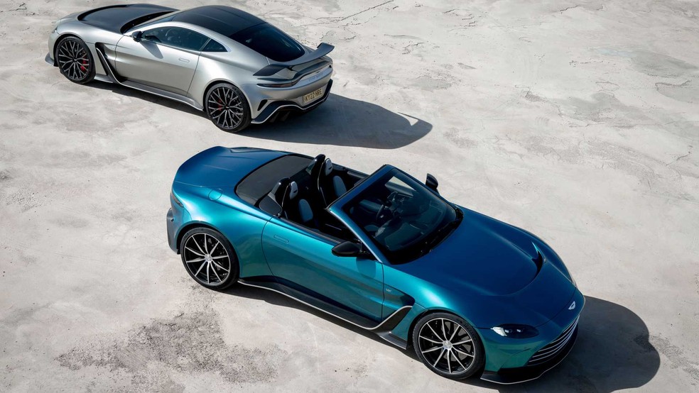 Aston Martin V12 Vantage em suas duas carrocerias, cupê e conversível — Foto: Divulgação