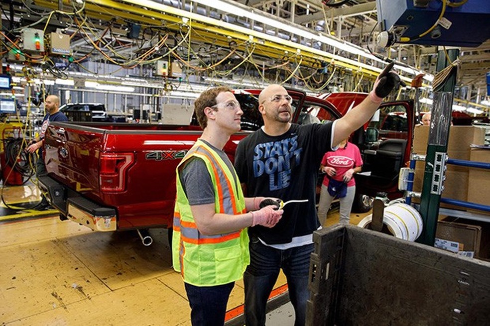 Mark Zuckerberg, fundador do Facebook, passa umd ia na fábrica da Ford (Foto: Ford) — Foto: Auto Esporte