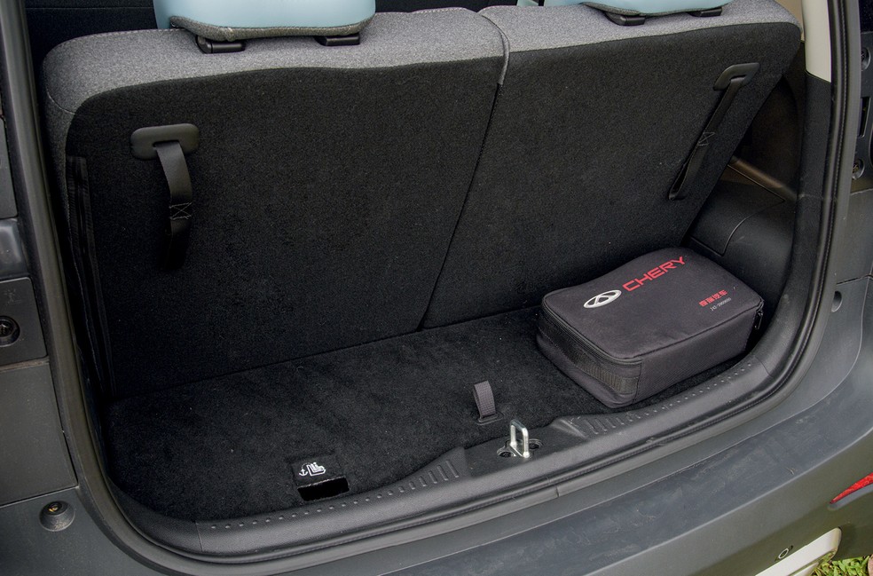 O iCar tem o porta-malas minúsculo  — Foto: Renato Durães