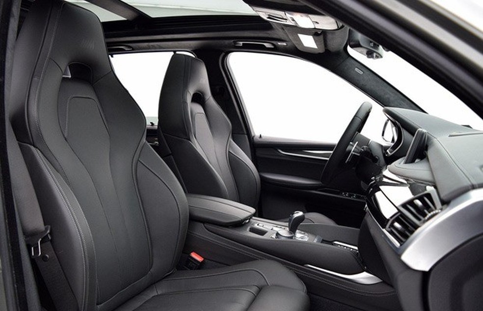 Bancos dianteiros inteiriços contam com regulagens elétricas para todas direções (Foto: Divulgação) — Foto: Auto Esporte