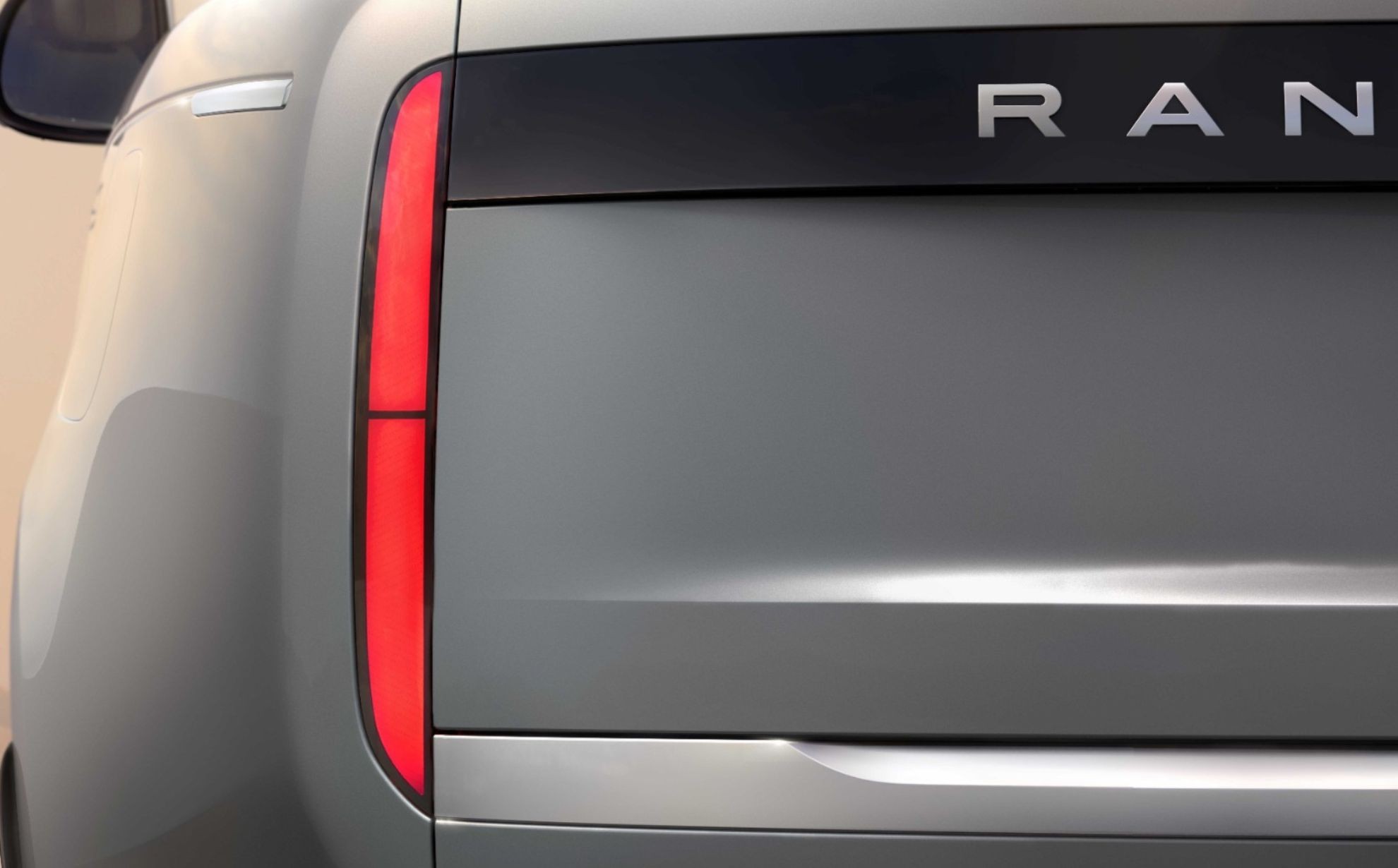 Range Rover elétrico começa a ser testado, mas marca já abre pré-venda