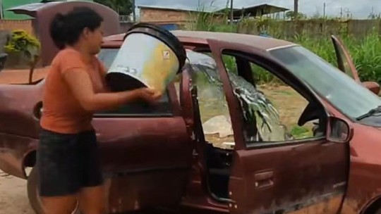 Mulher desmonta carro ao tentar lavá-lo e entra em desespero; assista