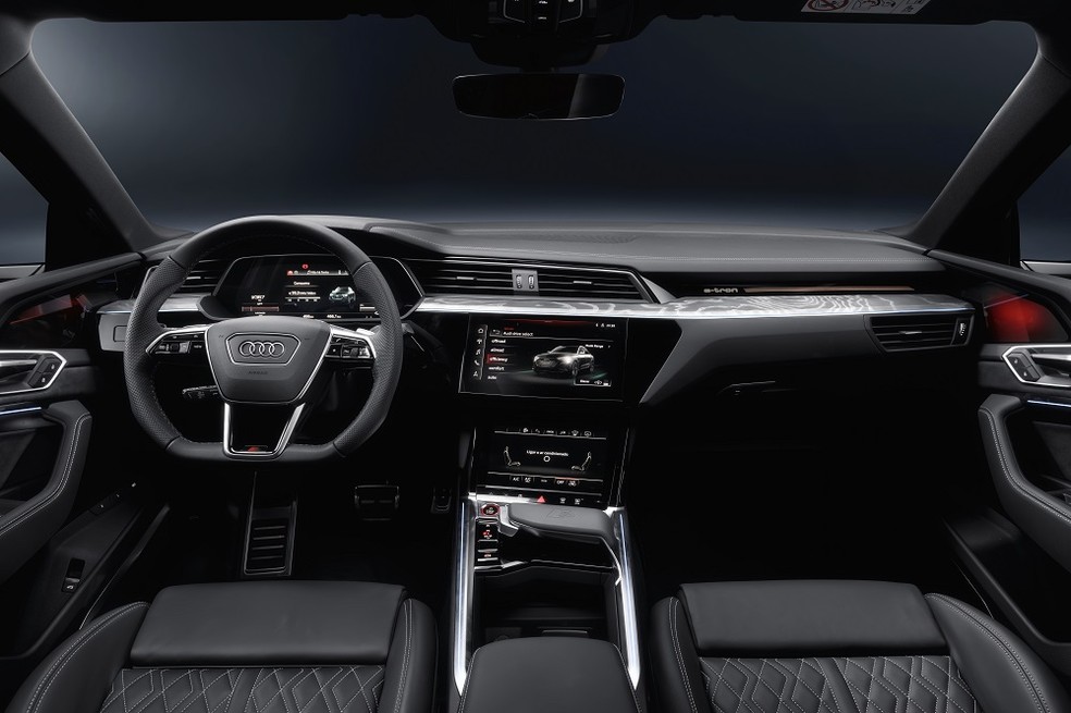 Diferente do Audi Q8 e-tron, a versão esportiva apresenta volante com base reta — Foto: Divulgação