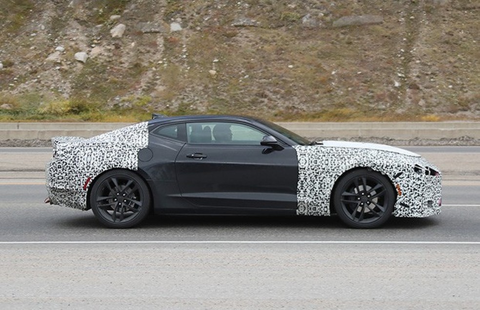 Novo Chevrolet Camaro flagrado em testes (Foto: Automedia) — Foto: Auto Esporte