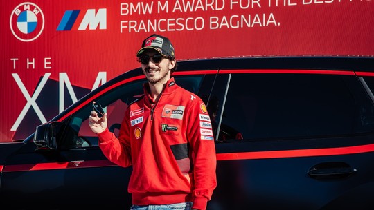 Campeão da MotoGP ganha carrão exclusivo de 750 cv da BMW