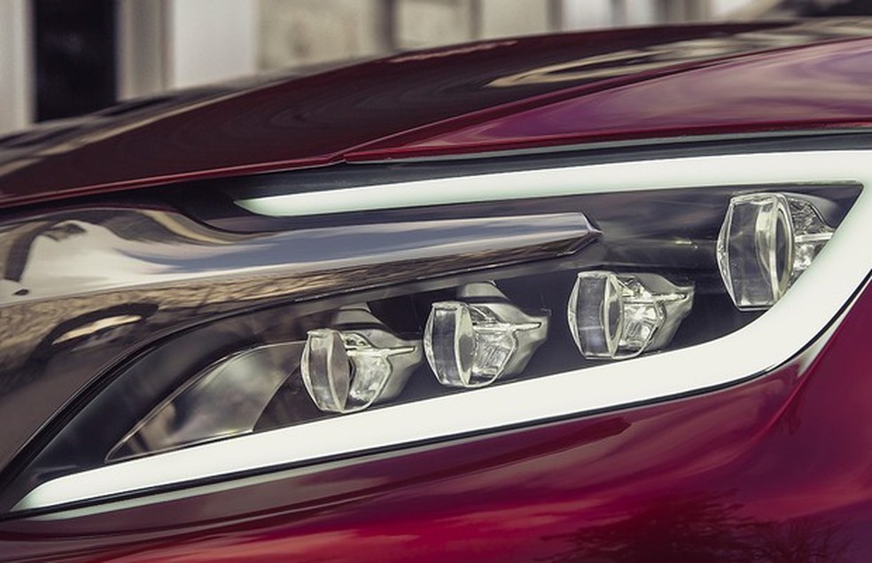 Detalhe do farol mostra DS Wild Rubis (Foto: Divulgação) — Foto: Auto Esporte