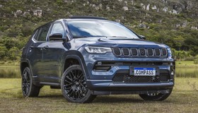 Jeep Compass 4xe e Grand Cherokee saem de linha e marca terá novos híbridos