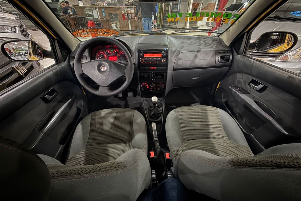 Fiat Strada Sporting vem com interior completo e bancos com acabamento exclusivo — Foto: Rats Multimarcas/Auto News Brasil