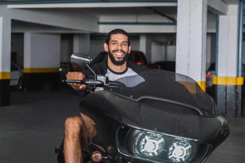 Wallace tem um moto clube com os colegas de time — Foto: Bruno Castro/Auto News Brasil