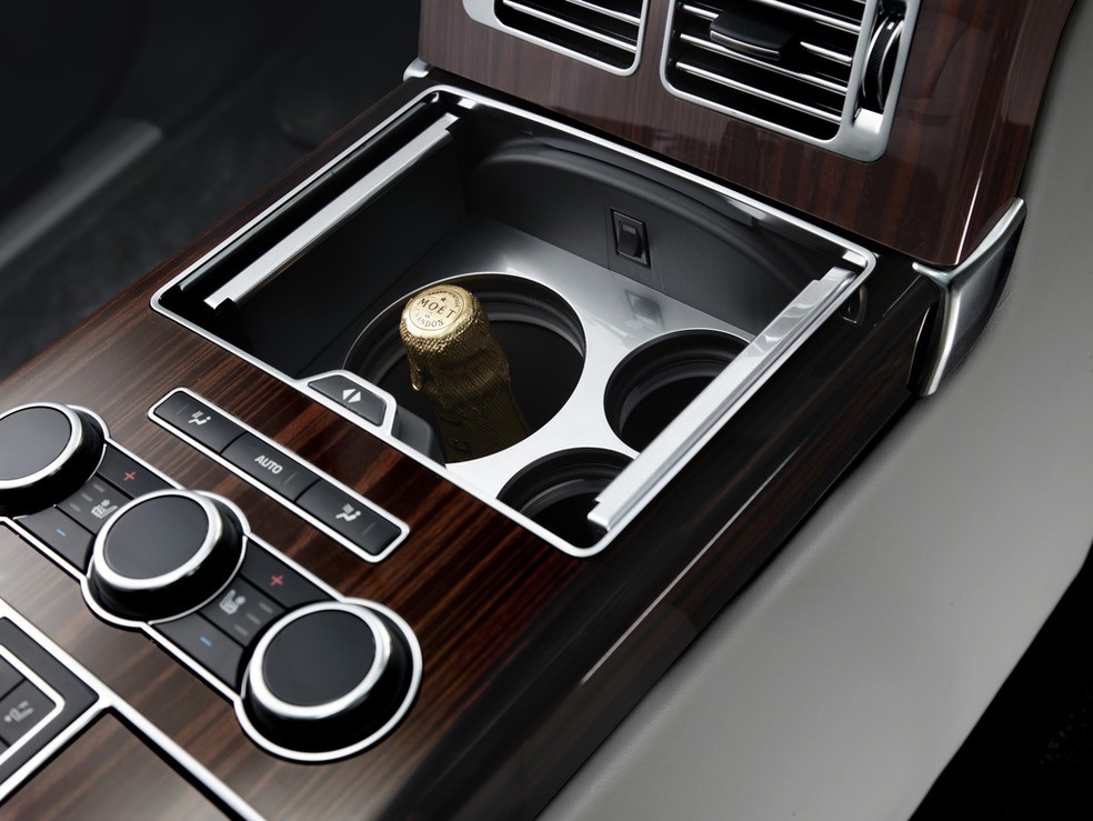 Console traseiro do Range Rover SVAutobiography — Foto: Divulgação