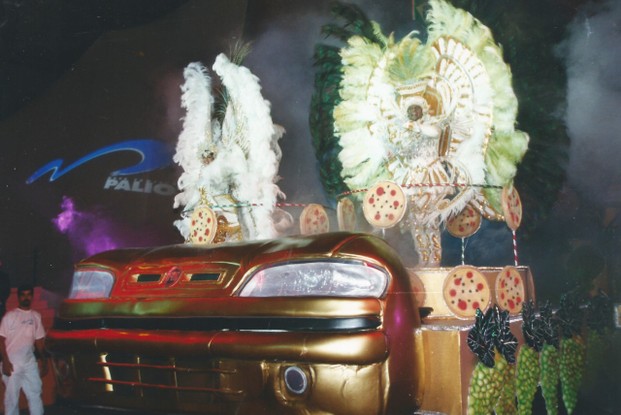 Carro alegórico retratando a nova frente do Palio foi um dos destaques do desfile 