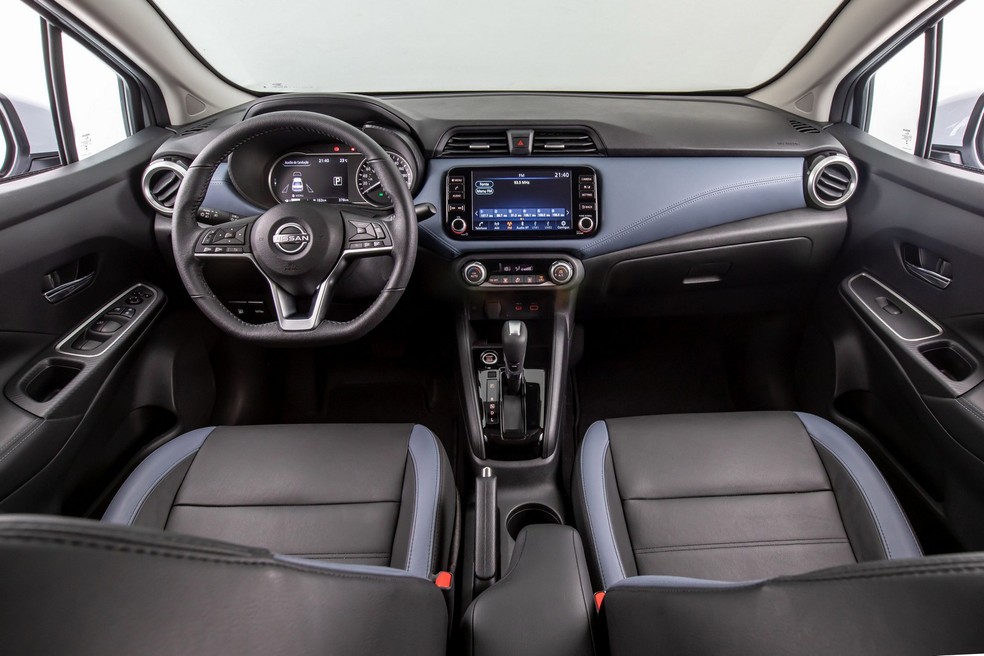O interior pode ter dois tons na versão topo de linha: preto com cinza e preto com azul — Foto: Divulgação/Nissan
