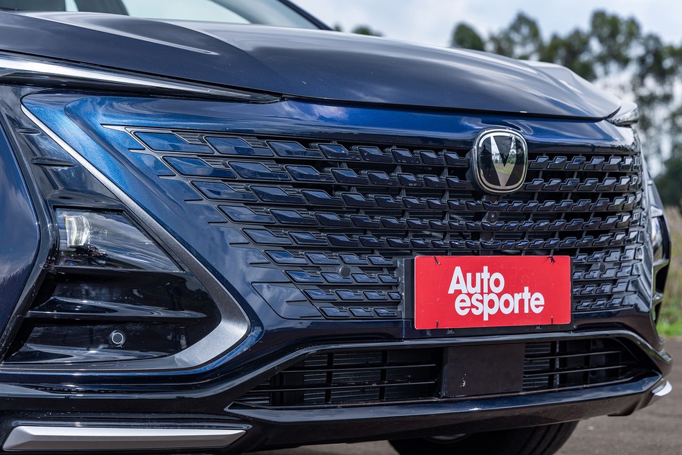 Grade dianteira do Uni-T tem formato de trapézio e é quase totalmente envolvida pelo conjunto óptico dianteiro — Foto: Renato Durães/Auto News Brasil
