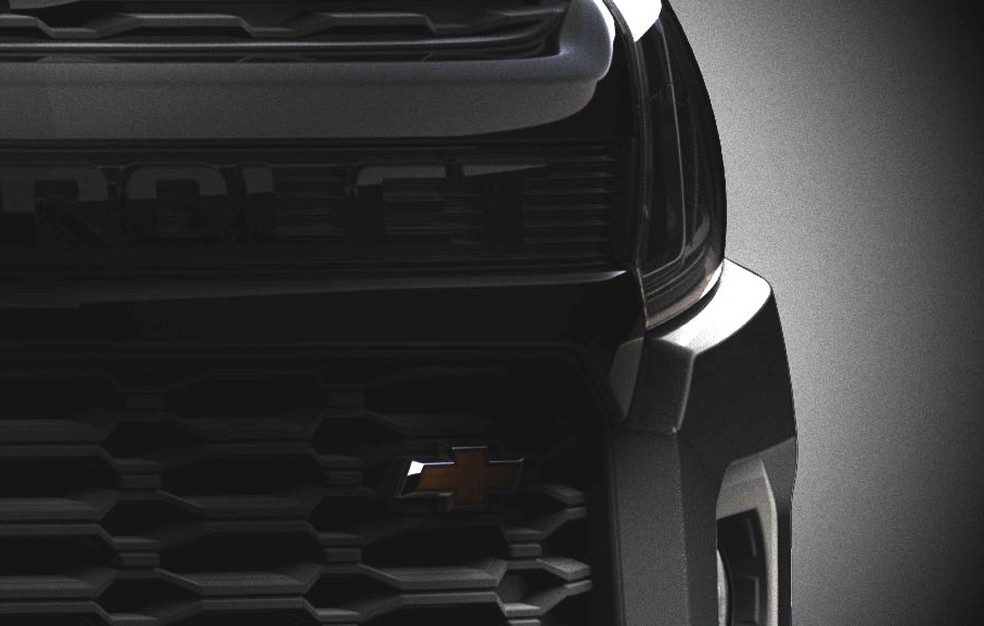 Gravata dourada foi deslocada para o canto esquerdo — Foto: Divulgação/Chevrolet