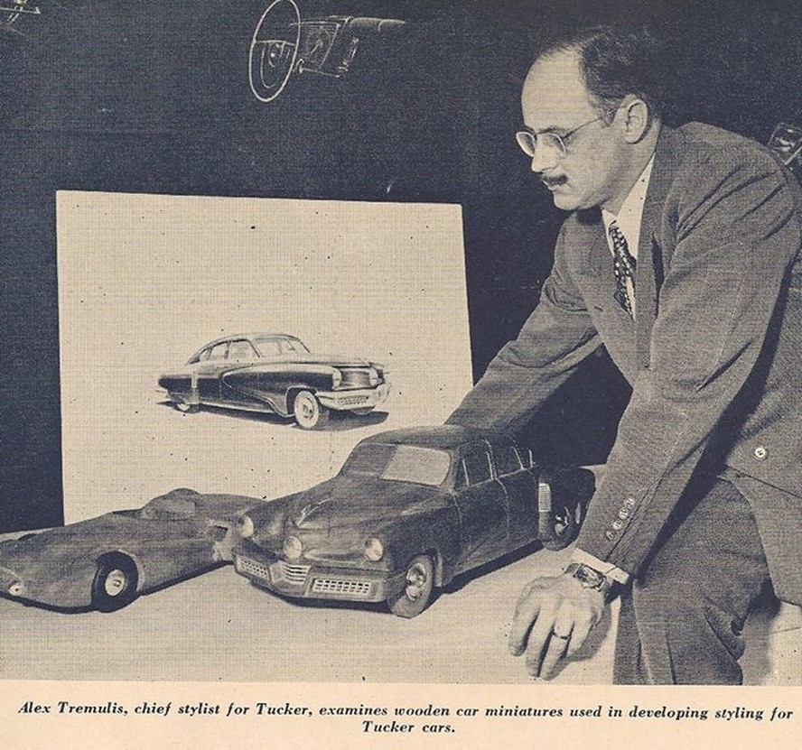 Alex Tremulis, chefe de designer da Tucker, com a maquete e o desenho final do modelo