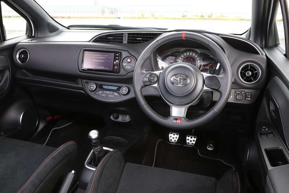 Interior do Toyota Vitz GR — Foto: Divulgação