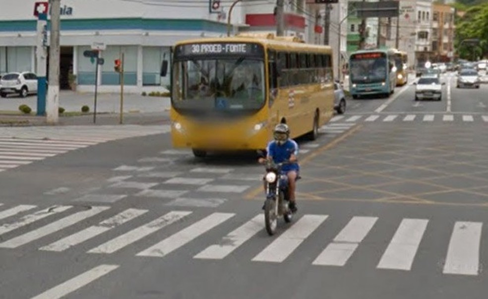 Motoqueiro é flagrado pelo Google Maps (Foto: Reprodução) — Foto: Auto Esporte