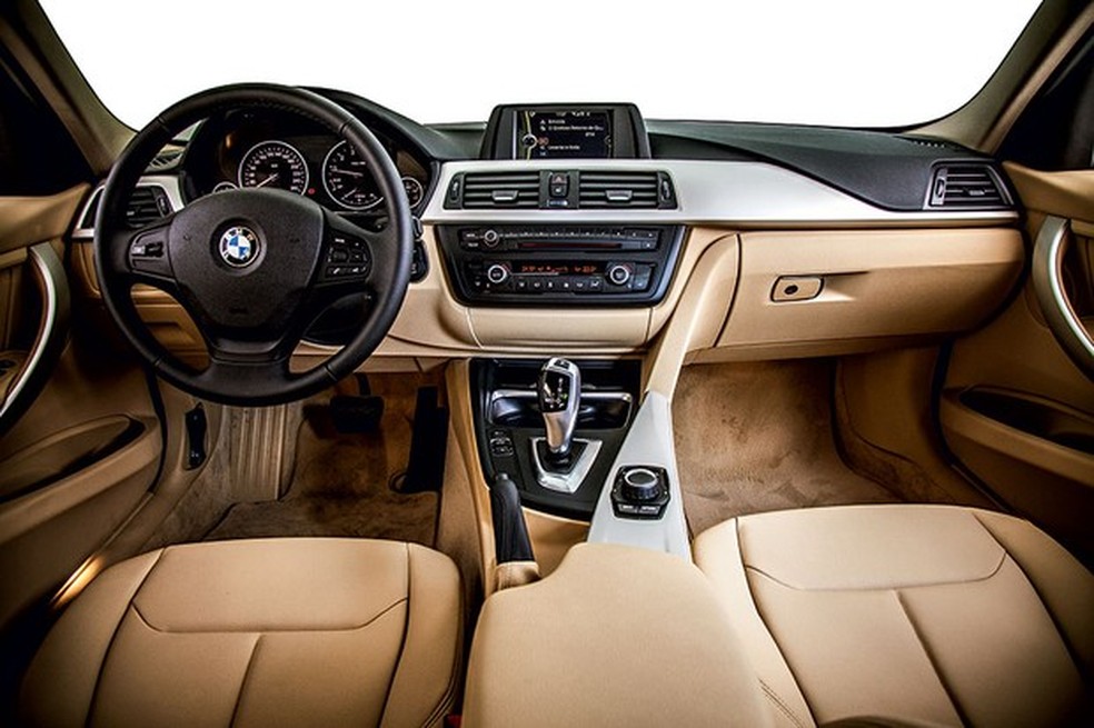 O Série 3 de penúltima geração, lançado há seis anos, foi o primeiro carro nacional com o "câmbio joystick" (Foto: Renato Durães / Auto News Brasil) — Foto: Auto Esporte