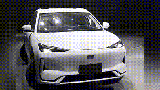 Geely EX5 estreia modo caranguejo inovador para fazer baliza sem sofrer