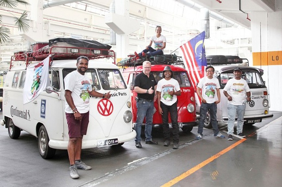 Os malaios conseguiram levar as Kombis até o lugar em que foram fabricadas (Foto: Divulgação) — Foto: Auto Esporte