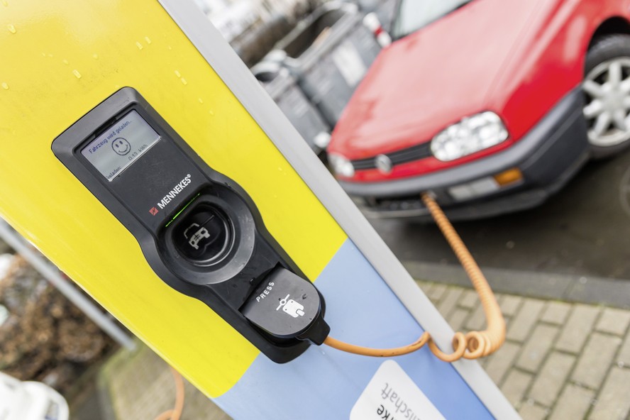 Nos anos 90 vários modelos, como o VW Golf, ganharam versões elétricas na mesma carroceria dos modelos a combustão, da mesma forma que acontece agora com o novo Peugeot 208