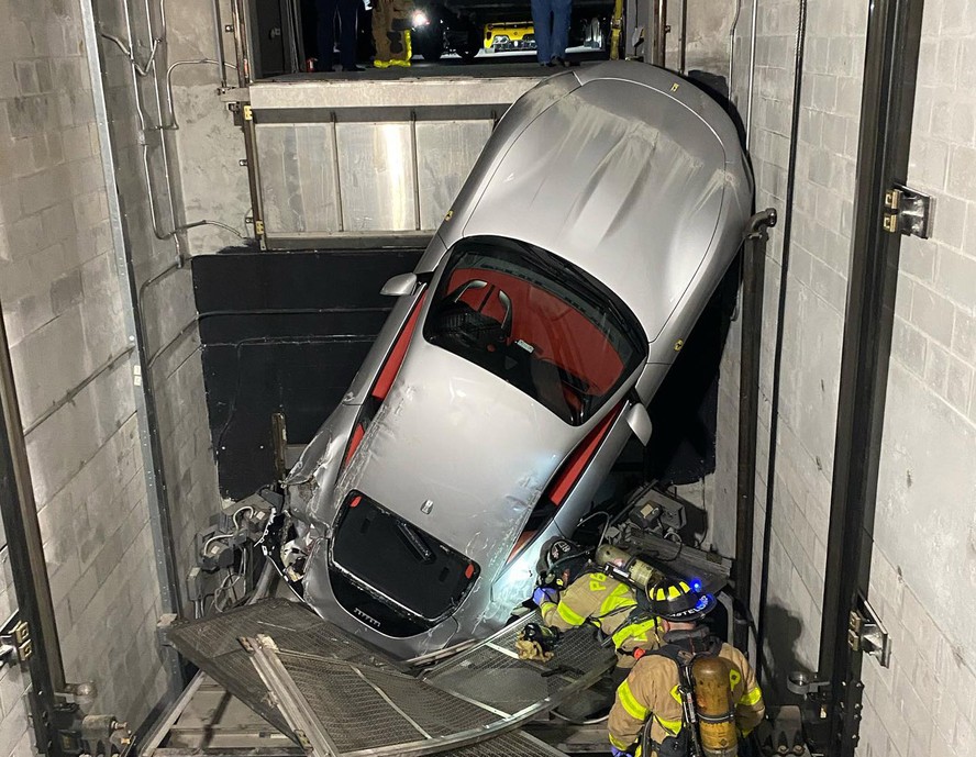 Ferrari Roma despencou em poço de elevador nos Estados Unidos
