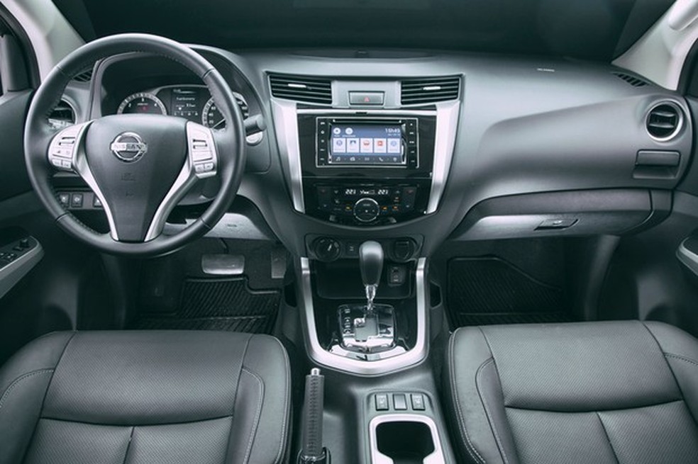 Acabamento da cabine da Frontier evoluiu no mesmo passo do visual (Foto: Fabio Aro/Auto News Brasil) — Foto: Auto Esporte