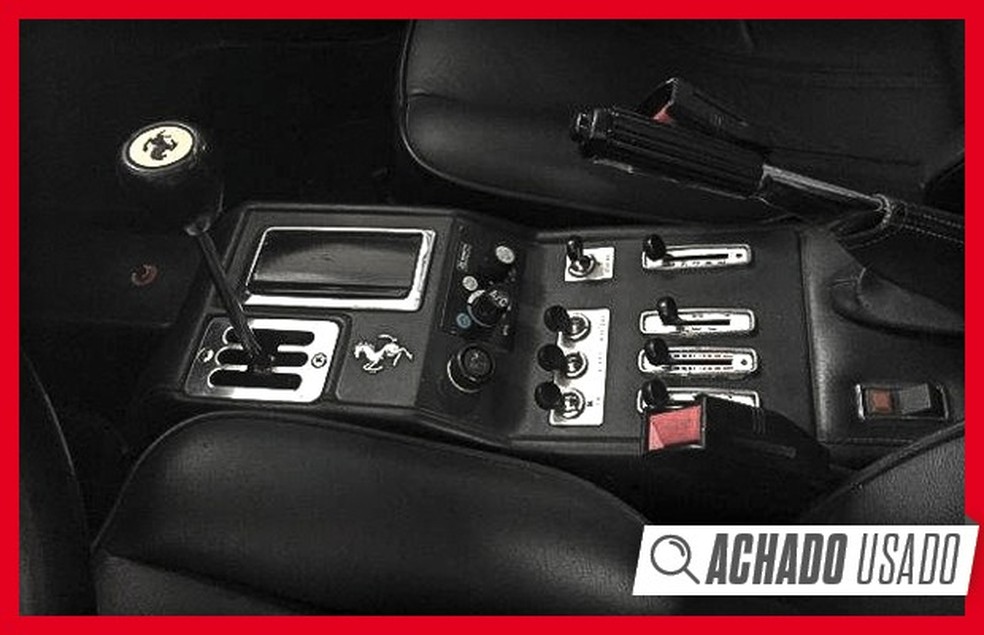 Câmbio com grelha tradicional e muitos comandos são típicos das Ferrari dos anos 80 (Foto: Reprodução) — Foto: Auto Esporte