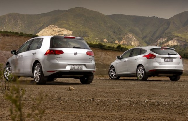 Traseira do Volkswagen Golf 1.6 Comfortline e do Ford Focus 1.6 SE Plus