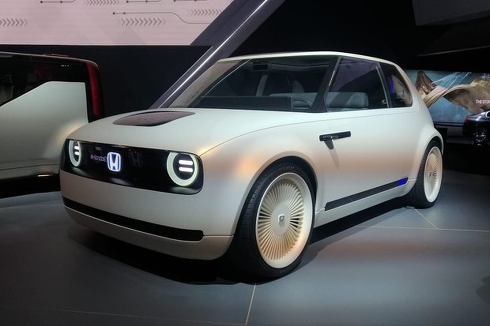 Honda EV tem visual retrô parecido com o do Civic original (Foto: Alexandre Izo/Auto News Brasil) — Foto: Auto Esporte