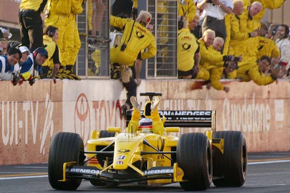A equipe comemorando a quinta colocação de Takuma Sato na última corrida da temporada, dirigindo seu Jordan, em 2002 (Foto: The Market) — Foto: Auto Esporte