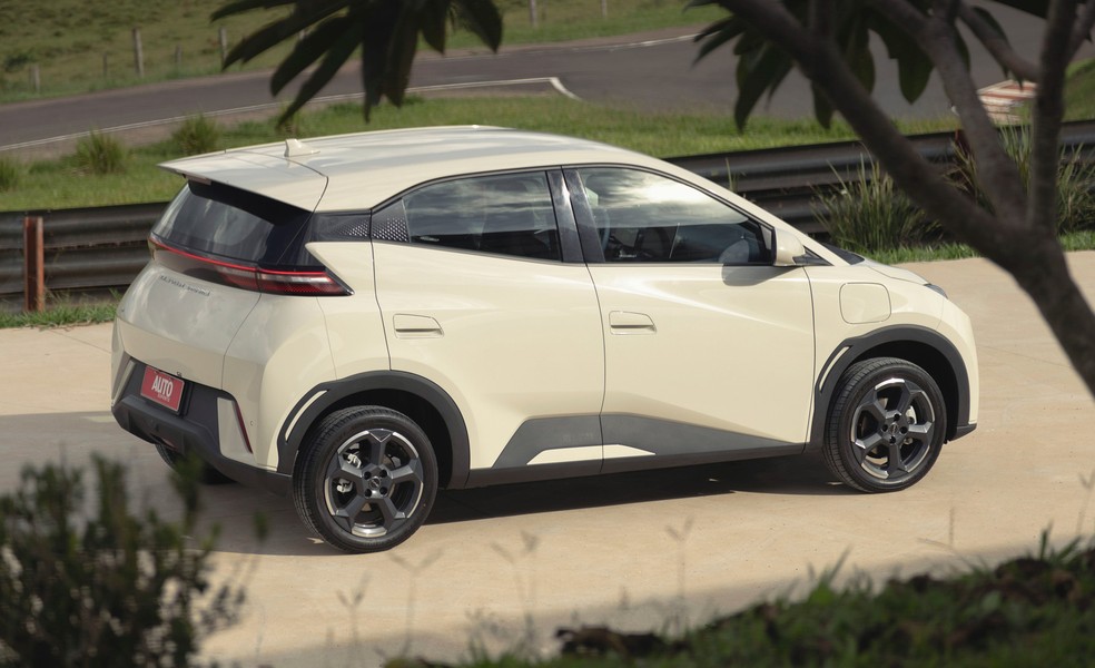 BYD Dolphin Mini não tem limpador no vidro traseiro — Foto: Fabio Aro/Auto News Brasil