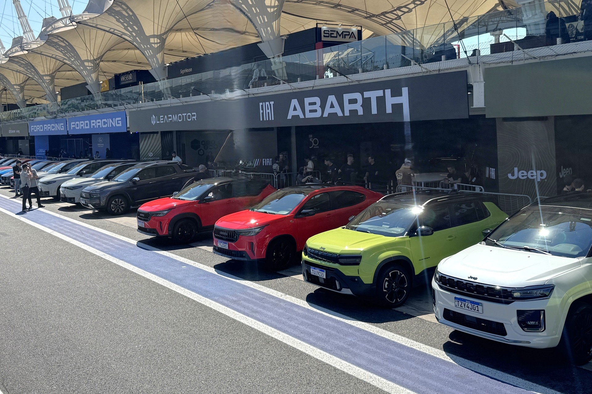 Evento Festival Interlagos 2026 com carros expostos no autódromo