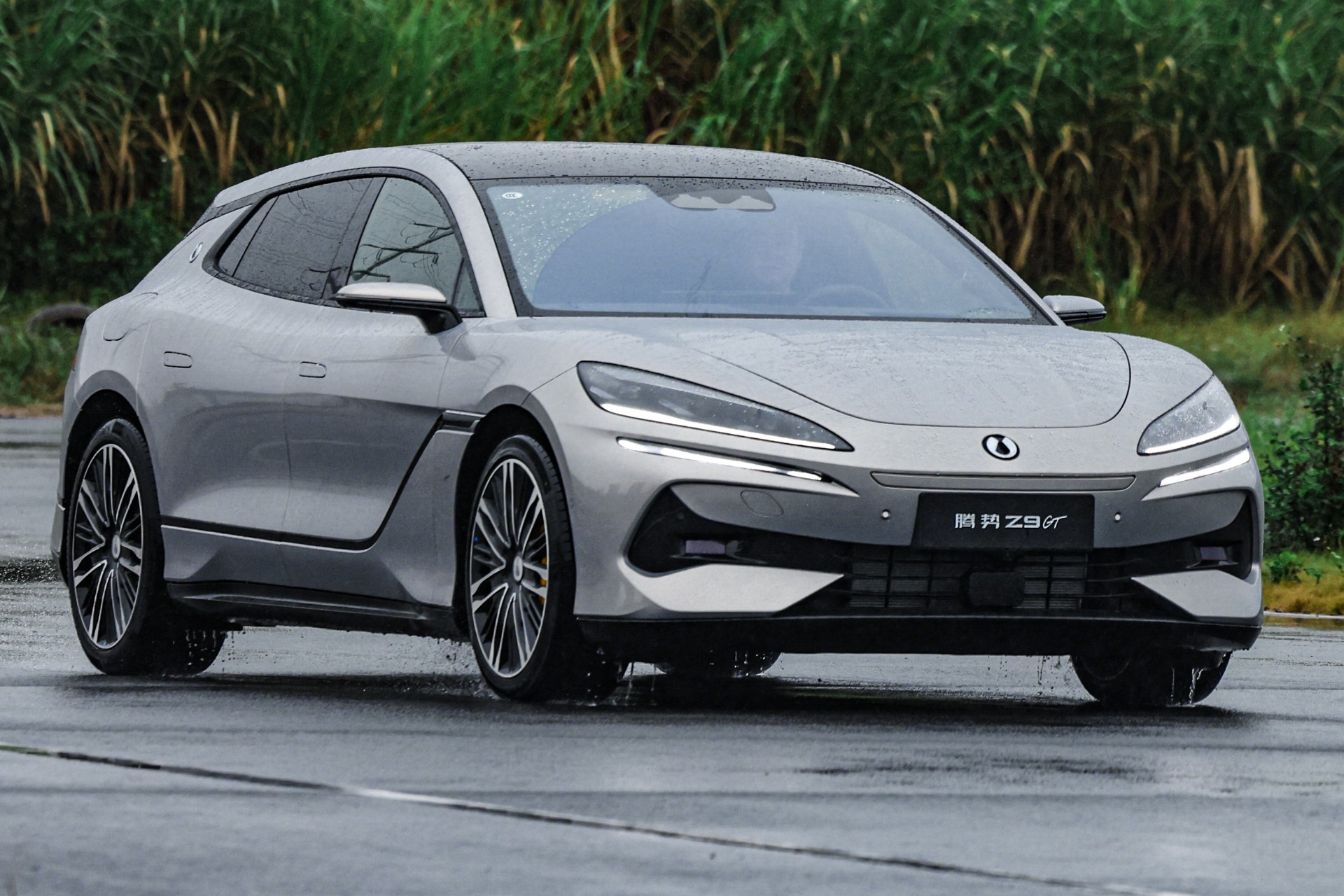 BYD lança nova bateria com 1.000 km de autonomia e carregador ultrarrápido