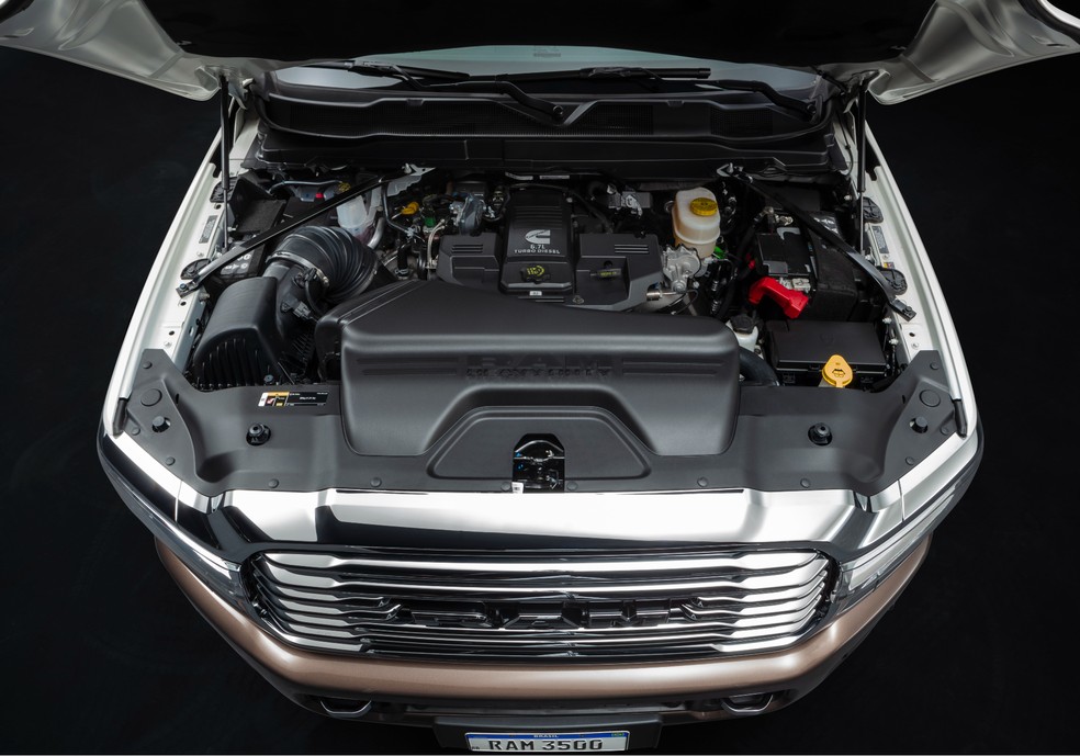 Picape tem motor Cummins 6.7 de seis cilindros em linha de 377 cv de potência e 117,3 kgfm de torque — Foto: Divulgação