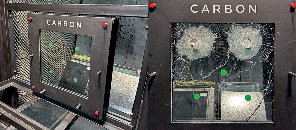 O teste de eficiência é feito com pistolas com mira a laser de dois calibres diferentes: 9 mm e 44 mm — Foto: André Paixão/Auto News Brasil