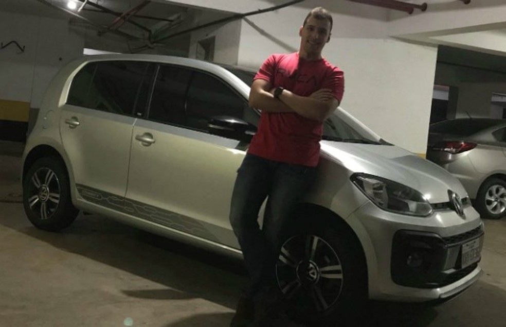 Luciano do Couto Nabarro Fraga com seu VW up! Conncet TSI (Foto: Arquivo Pessoal) — Foto: Auto Esporte