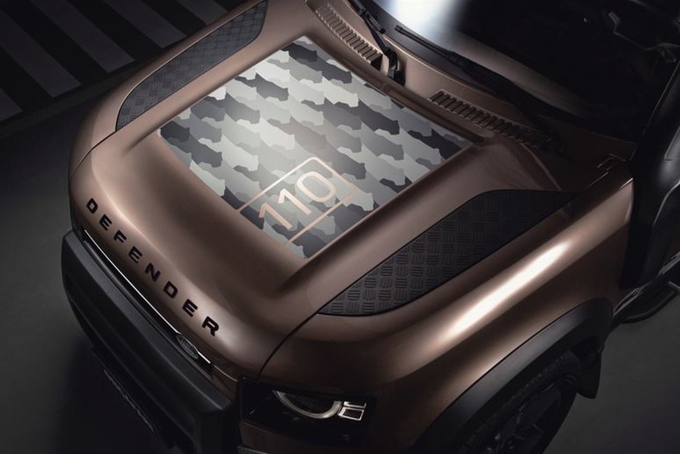 Land Rover Defender Onçafari também tem uma adesivo camuflado no capô — Foto: Divulgação