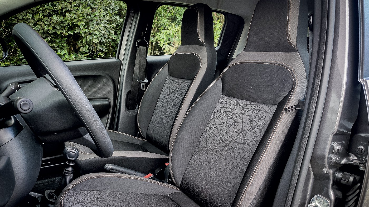 Fiat Mobi Trekking - Bancos possuem estofamento exclusivo. Facelift de 2020 deixou o desenho da dianteira mais harmônico — Foto: André Paixão